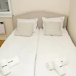 Cozy & Functional By The Opera Apartmán