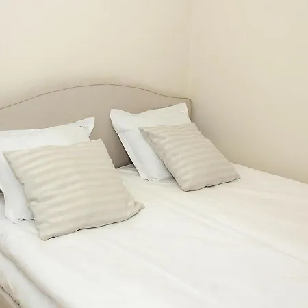 Apartment Cozy & Functional By The Opera Warna