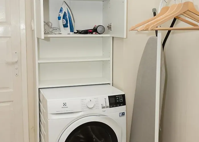 Cozy & Functional By The Opera アパート